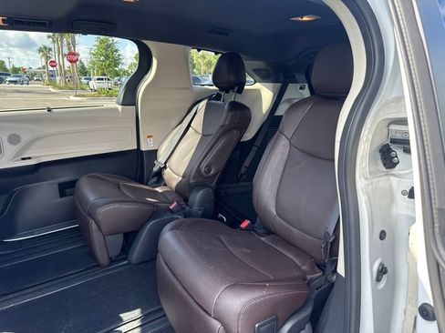 Used 2023 Toyota Sienna Platinum FWD image 12