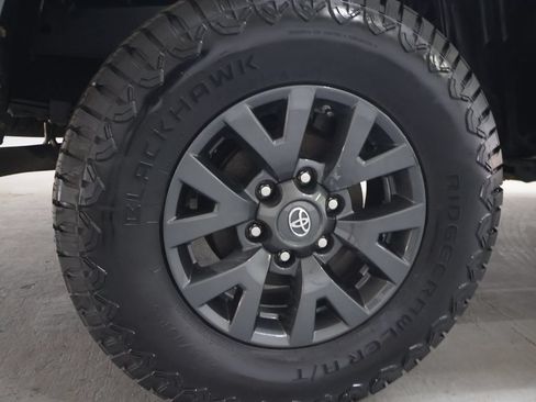 Used 2020 Toyota Tacoma SR5 AWD/4WD image 34
