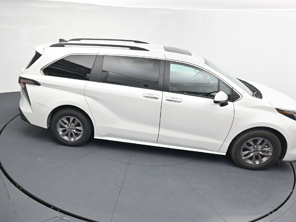 Used 2024 Toyota Sienna XLE FWD image 17