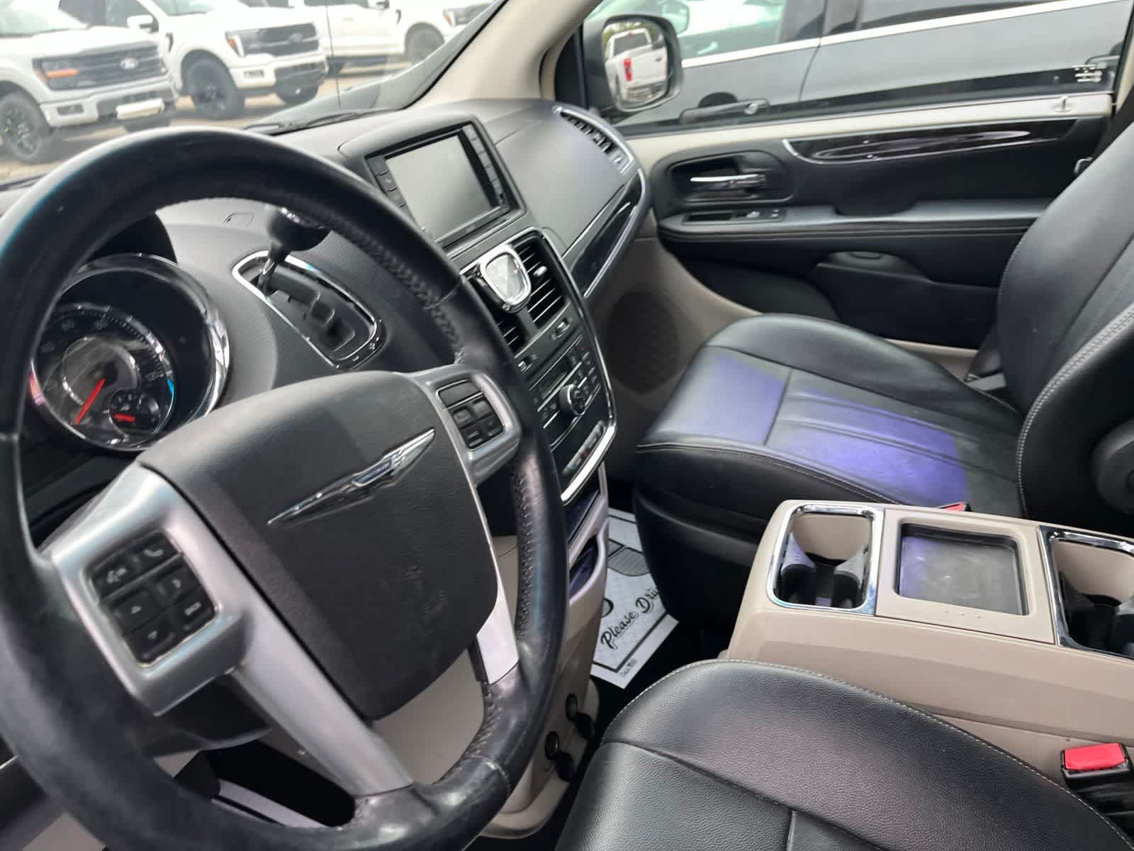 Used 2013 Chrysler Town & Country Touring FWD image 24