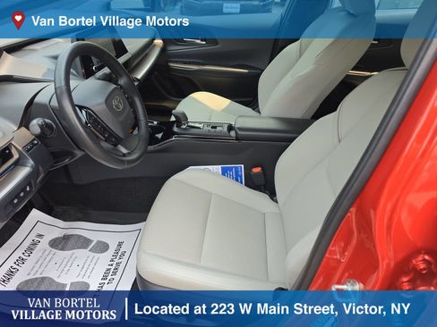 Used 2024 Toyota Prius XLE FWD image 9