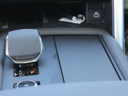 Used 2024 Land Rover Discovery S AWD/4WD image 17