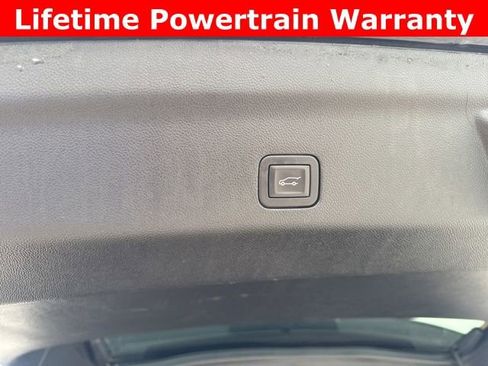 Used 2025 Chevrolet Suburban Z71 image 24