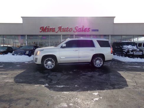 Used 2015 Cadillac Escalade Luxury image 2