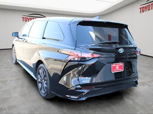 Used 2025 Toyota Sienna XSE FWD image 3