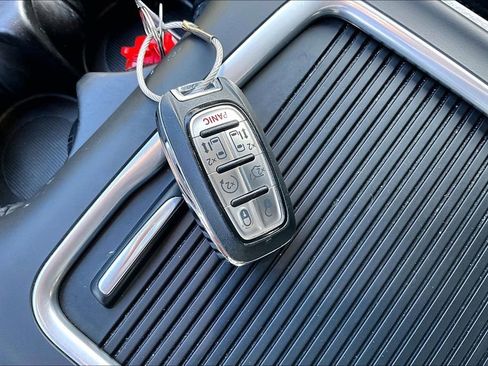 Used 2024 Chrysler Pacifica Touring-L image 35