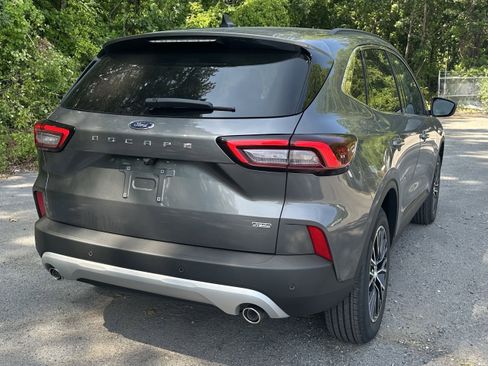 New 2025 Ford Escape SE image 11