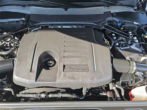 Used 2024 Land Rover Discovery Metropolitan Edition image 33