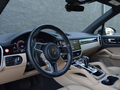 Certified 2021 Porsche Cayenne AWD/4WD image 4