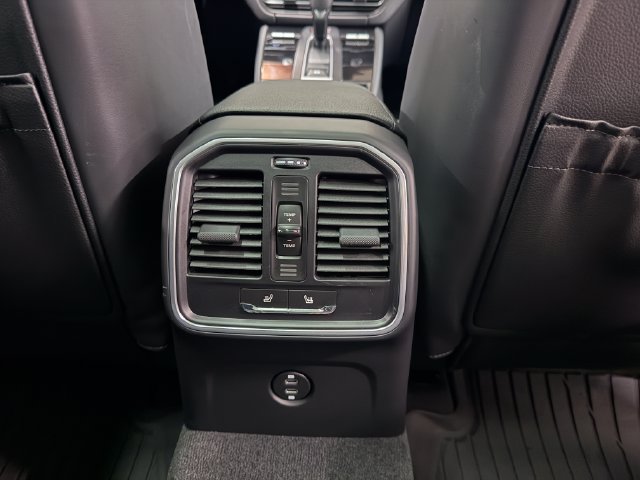 Certified 2026 Porsche Macan AWD/4WD image 30