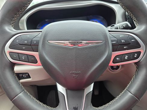 Used 2023 Chrysler Pacifica Touring-L FWD image 22