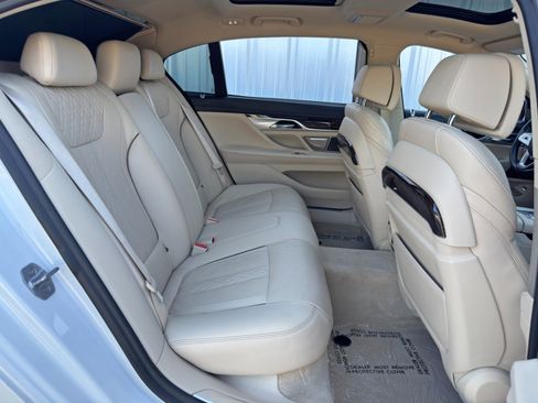 Used 2020 BMW 750i xDrive w/ Executive Package image 40