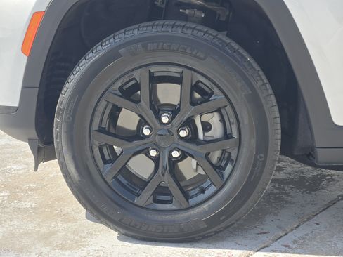 Used 2024 Jeep Grand Cherokee L Altitude image 14