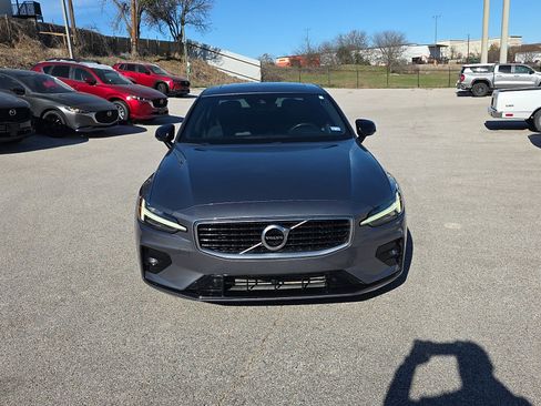 Used 2019 Volvo S60 T6 R-Design image 2