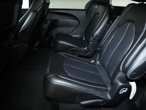 Used 2023 Chrysler Pacifica Touring-L w/ Uconnect Theater Family Group AWD/4WD image 14
