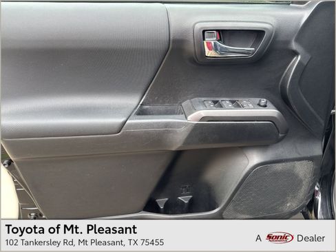 Used 2022 Toyota Tacoma TRD Off-Road image 1