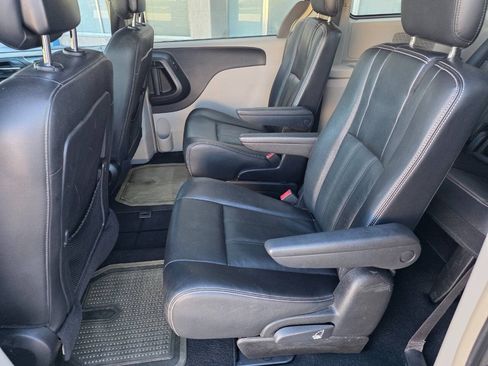 Used 2016 Chrysler Town & Country Touring FWD image 21