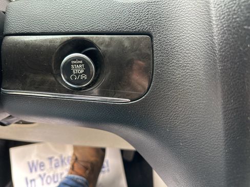 Used 2016 Chrysler Town & Country Touring w/ Driver Convenience Group image 24