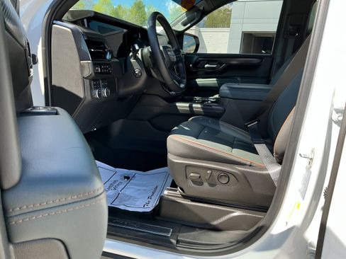 Used 2025 GMC Yukon AT4 AWD/4WD image 8