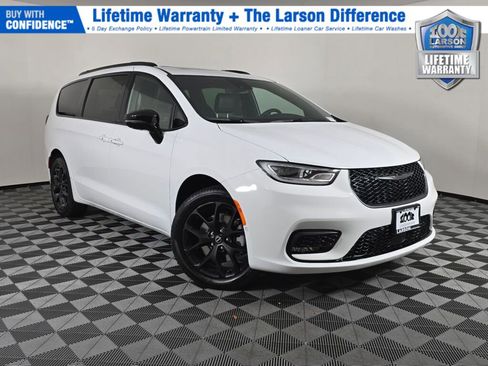 New 2026 Chrysler Pacifica Limited w/ Uconnect Theater Family Group image 1