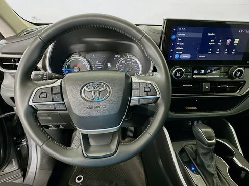 Certified 2024 Toyota Highlander XLE FWD image 11