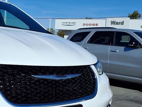 New 2025 Chrysler Pacifica Select FWD image 18
