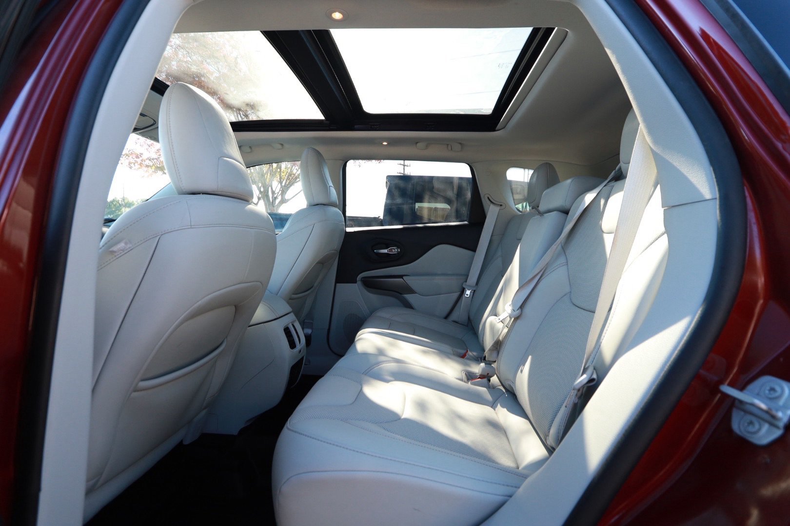 Used 2021 Jeep Cherokee Latitude Lux w/ Sun & Sound Group FWD image 24