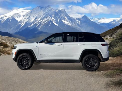 Used 2024 Jeep Grand Cherokee Trailhawk image 2