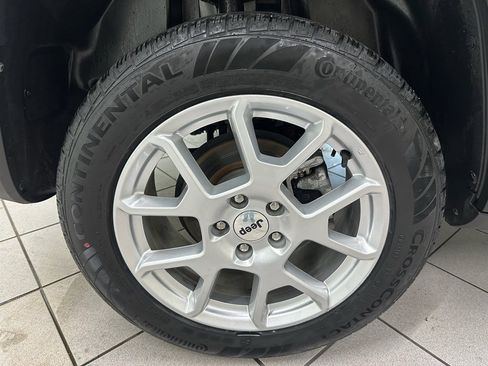 Used 2023 Jeep Renegade Latitude w/ Premium Group image 14