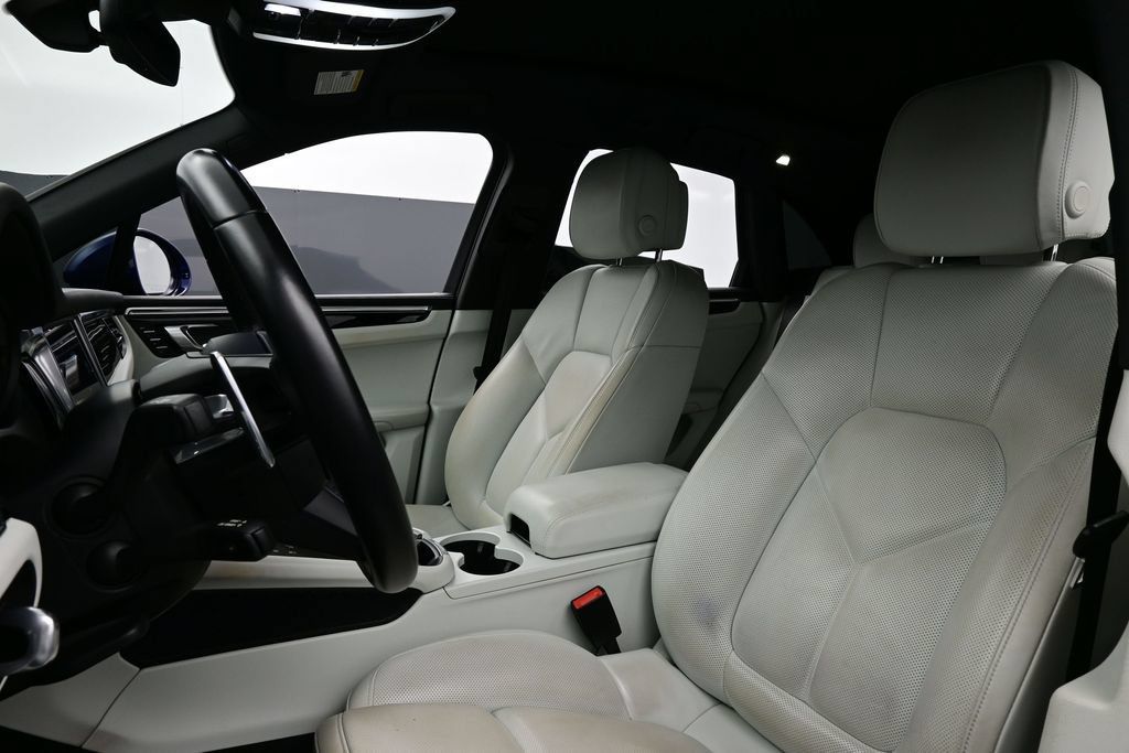 Certified 2023 Porsche Macan S AWD/4WD image 5