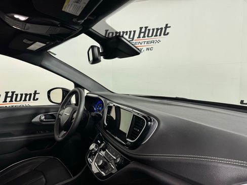 Used 2025 Chrysler Pacifica Limited image 32