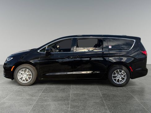 New 2026 Chrysler Pacifica Select image 2