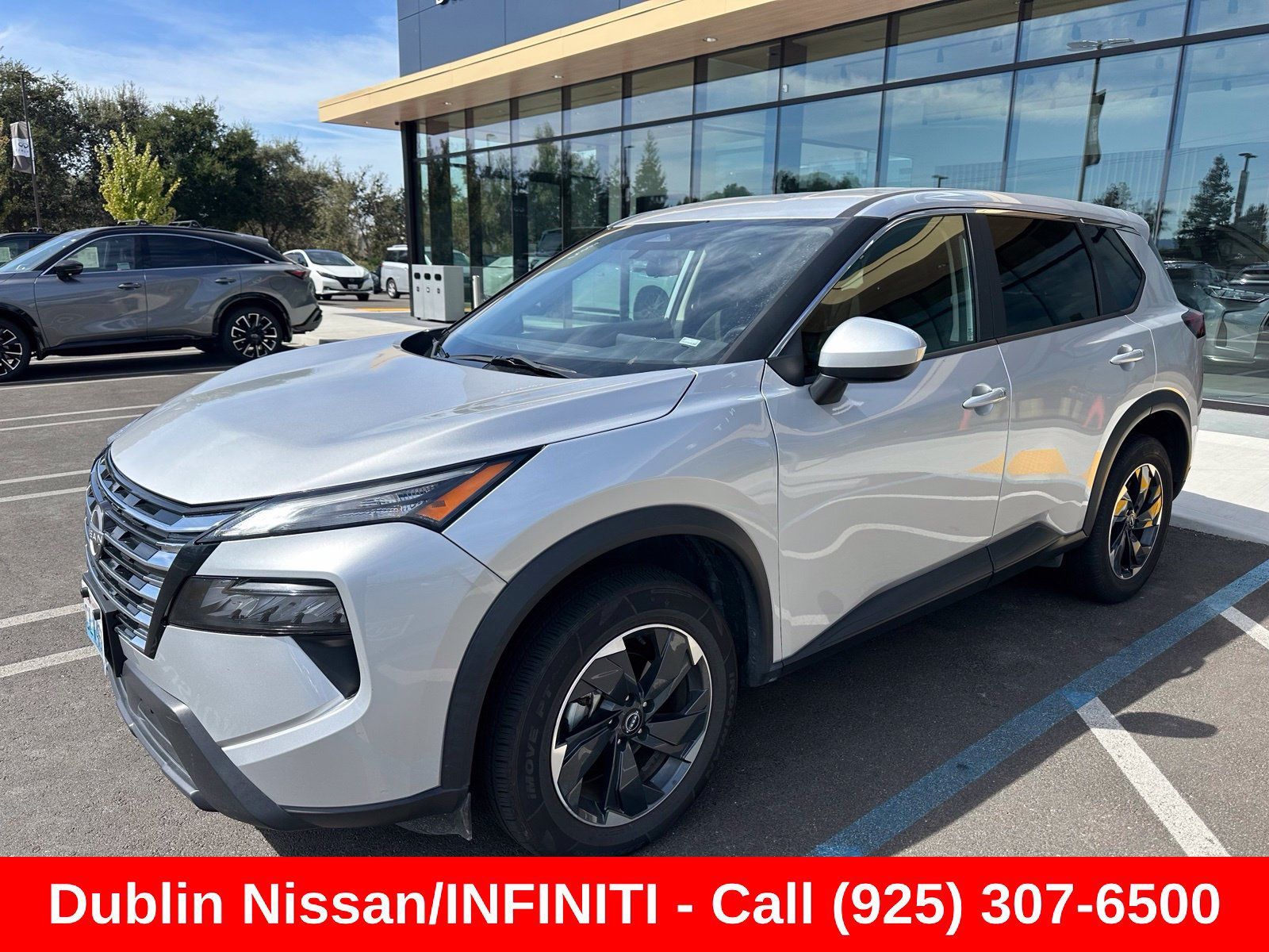 Used 2024 Nissan Rogue SV AWD/4WD image 2