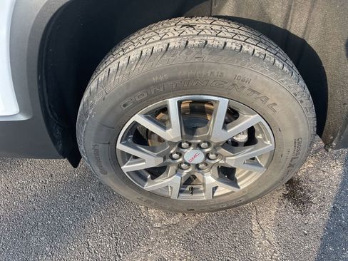 Used 2023 GMC Acadia SLE w/ Driver Convenience Package image 11