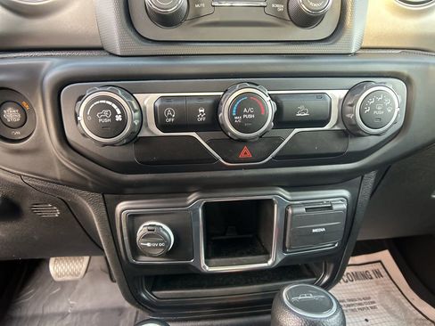 Used 2021 Jeep Gladiator Sport image 15