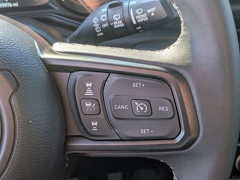 Used 2025 Jeep Wrangler Unlimited Rubicon AWD/4WD image 17