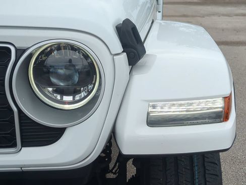 Used 2024 Jeep Wrangler Unlimited Sahara AWD/4WD image 11