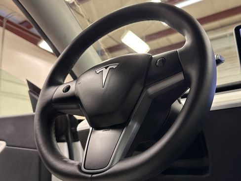 Used 2021 Tesla Model Y Performance image 9