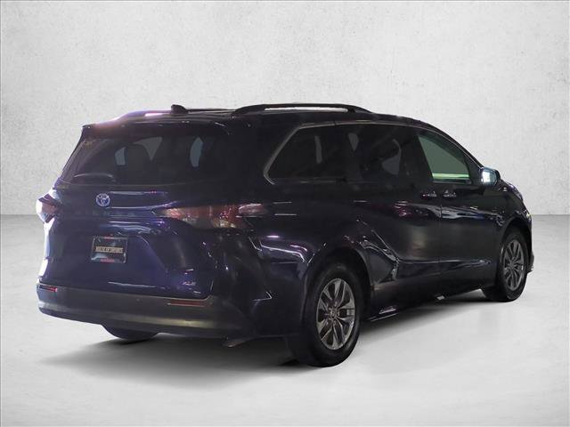 Used 2025 Toyota Sienna XLE FWD image 5