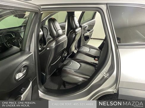 Used 2017 Jeep Cherokee Trailhawk AWD/4WD image 12