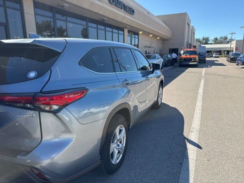 Used 2021 Toyota Highlander LE image 6