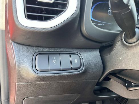Used 2024 Hyundai Venue Limited image 12