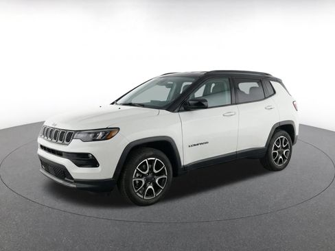 Used 2025 Jeep Compass Trailhawk AWD/4WD image 3