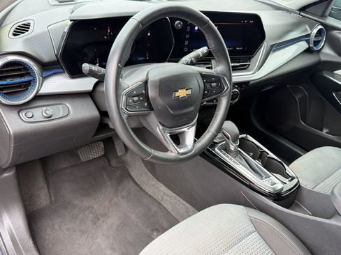 Used 2025 Chevrolet Trax LT w/ LT Convenience Package FWD image 4