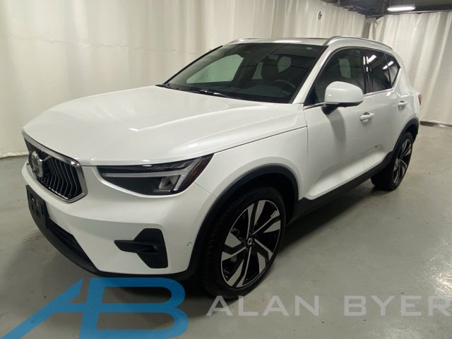 Used 2023 Volvo XC40 B5 Plus w/ Climate Package AWD/4WD image 1