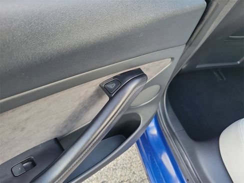 Used 2023 Tesla Model 3 Standard Range image 10