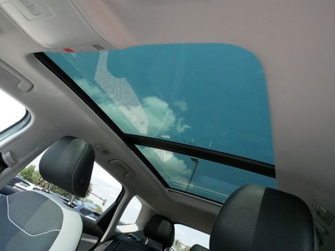 Used 2025 Volkswagen Taos SE w/ Panoramic Sunroof Package AWD/4WD image 35