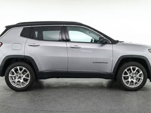 Used 2025 Jeep Compass Limited AWD/4WD image 11