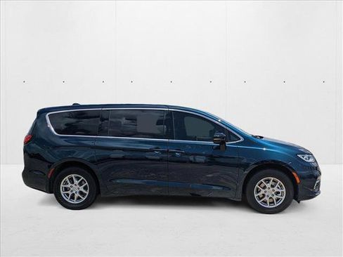 New 2025 Chrysler Pacifica Select image 4