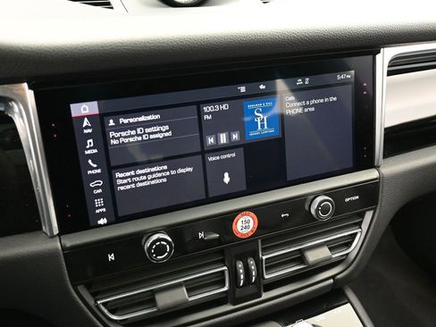 Certified 2025 Porsche Macan AWD/4WD image 21